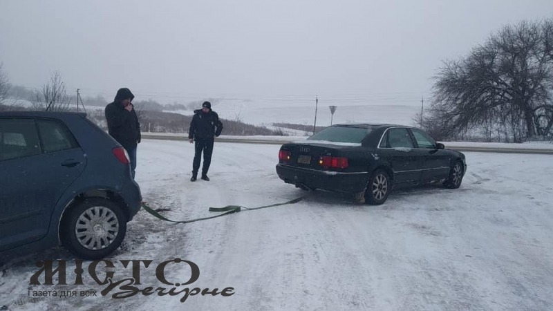Між Нововолинськом та Володимиром з кювету дістали легковик 