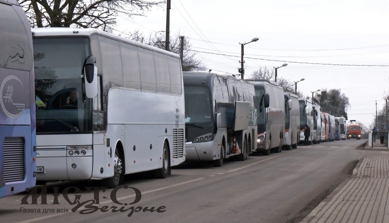 Автобуси стоять по 20 годин: на Устилузі — передріздвяні черги 