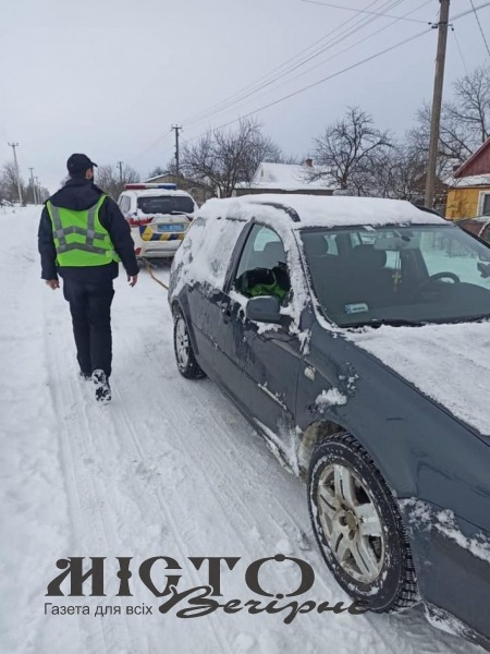 Володимирські поліцейські допомагають водіям, що потерпають від негоди 