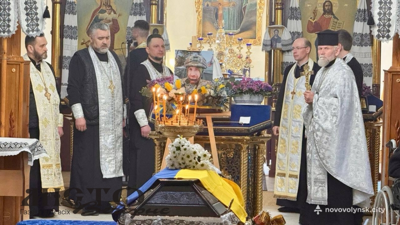 Війна забрала молоде життя на полі бою: з Нововолинська поховали Героя Петра Потапова 