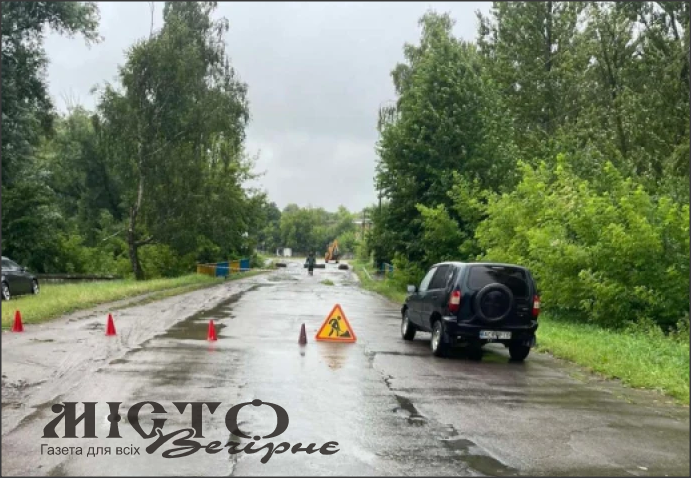 У Локачах перекрили міст біля ставка: комунальники проводять ремонтні роботи 