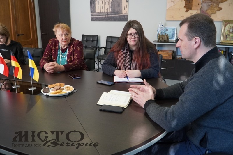 Залишки радянської символіки, святкування Великодня та весняна толока – про це говорили журналісти з міським головою 