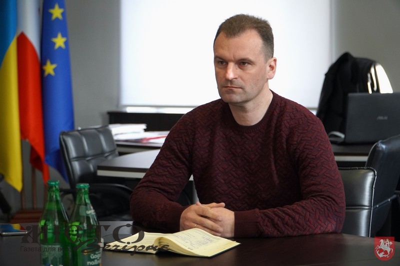 Доля танка, реставрація пам’ятника воїнам, житло для переселенців – про це журналісти говорили з міським головою 