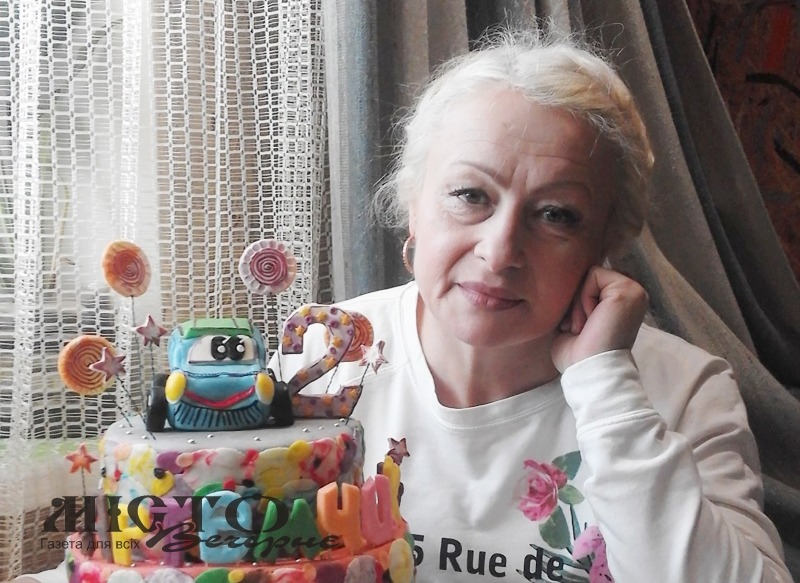 Жінка з Донеччини пече чудові смаколики з тіста і власноруч оздоблює садибу методом арт-бетону 