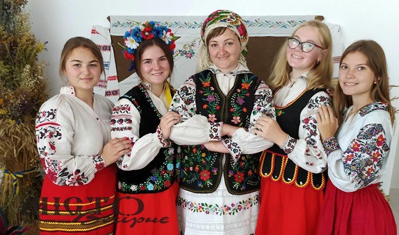 Театральна група Будинку культури села Рогожани Тетяна Хахула, Софія Бохотниця, Наталія Матіюк, Оксана Сквара, Ірина Халімон.