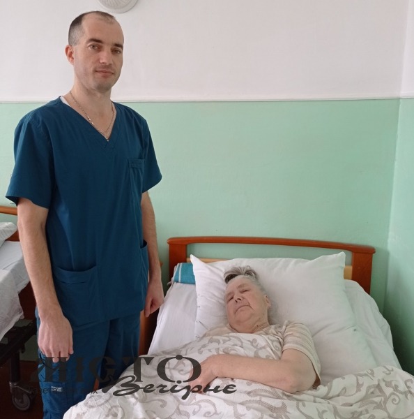 Підопічна відділення стаціонарного догляду для постійного проживання Лідія Приймак з лікарем Ярославом Тарадюком.