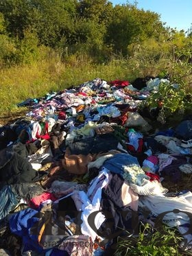 Невідомі викинули на поле купи одягу 
