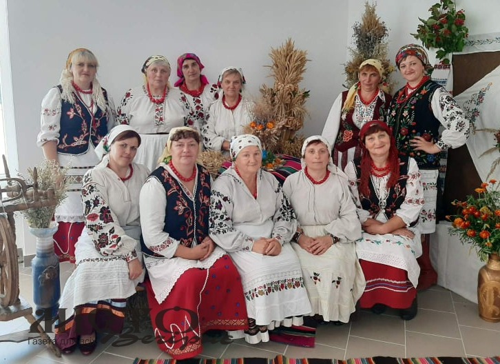 Галина Геріян (у другому ряді зліва) з очільницями будинків культури та клубів ОМТГ.