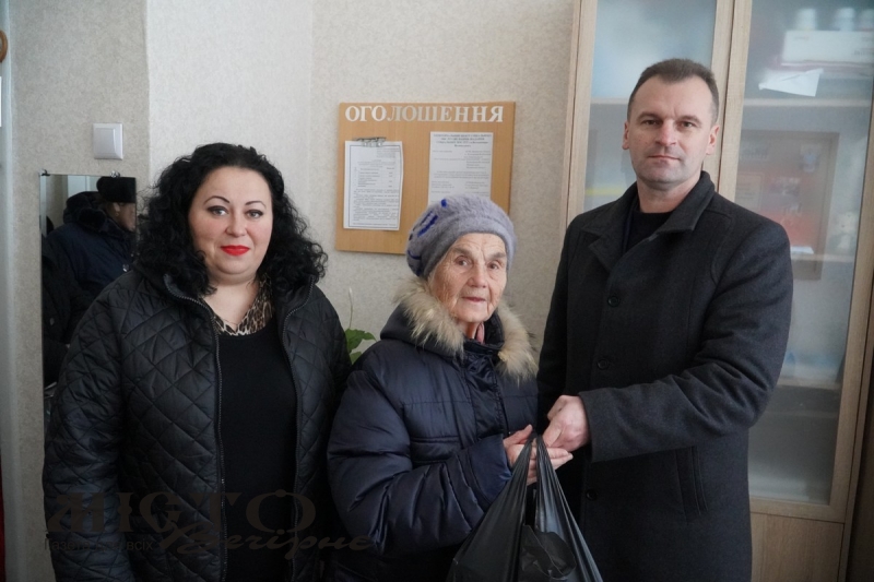 Пенсіонери Володимирської громади отримують продуктові набори 