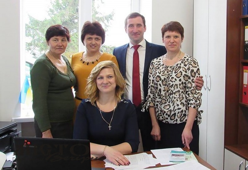 Ольга Антонюк (перша праворуч) разом із сільським  головою В’ячеславом Католиком та колегами -  працівниками ЦНАПів Зимнівської громади.