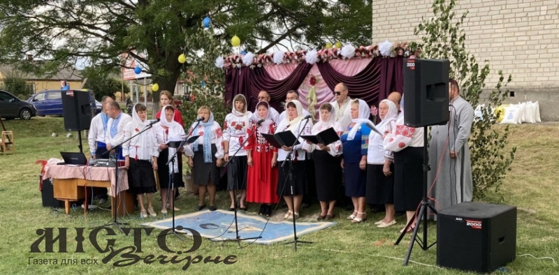 Пісні, смаколики та лотерея: як пройшов благодійний концерт у селі Війниця 
