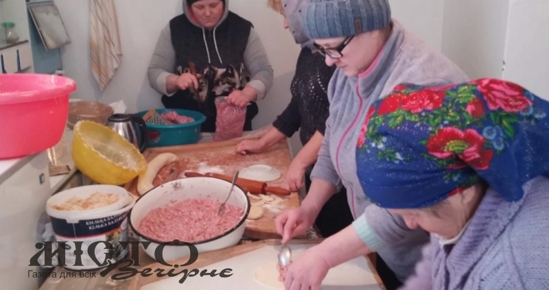Жительки Михайлівки готують їжу для тих, хто її потребує 