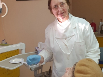У цей важкий час лікар-стоматолог Ірина Мельник здійснює внесок у перемогу тим, що безкоштовно знімає гострий біль військовим, переселенцям та тим, хто цього потребує  