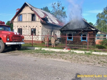 «Не залишилося нічого»: на Волині багатодітна сім’я втратила два будинки через пожежу - новини Володимир-Водинського «Не залишилося нічого»: на Волині багатодітна сім’я втратила два будинки через пожежу