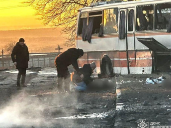 РФ дроном вдарила по автобусу з шахтарями: загинули 16 людей 