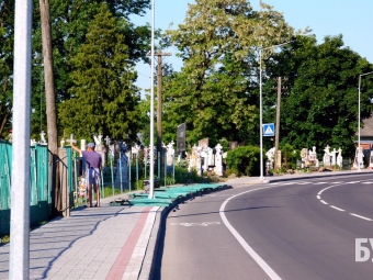 У Володимирі замінюють стару огорожу Лодомирсього кладовища  