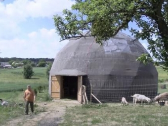 На Волині для кіз облаштували унікальну сферичну ферму 