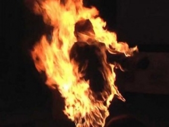 На Київщині через нерозділене кохання дівчина облилася бензином і підпалила себе 
