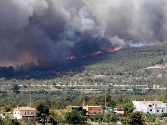 В Іспанії у туристичному районі спалахнула маштабна лісова пожежа, є постраждалі 