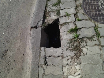  У Володимирі на тротуарі виявили пошкоджену пішохідну доріжку та асфальтне покриття 