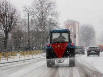 У Володимирі випав сніг. Комунальники вивели на вулиці спецтехніку. 