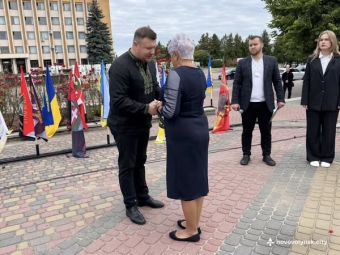 Родинам загиблих воїнів вручили звання «Почесний громадянин Нововолинської громади» 