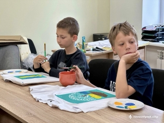 Діти з інвалідністю розмалювали футболки для іноземних партнерів Нововолинська 