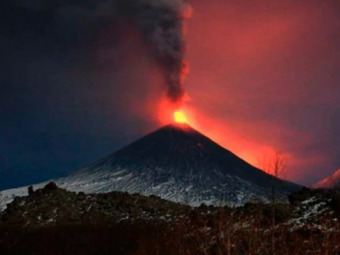 Після землетрусу на Камчатці розпочалось виверження вулана, хвиля цунамі досягла США 