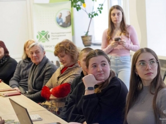 У Володимирі вчили в’язати адаптивні шкарпетки для захисників: майстер-клас від Юлії Слюсарук 