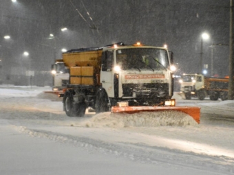 Вночі на дорогах Волині працювали 35 одиниць спецтехніки 