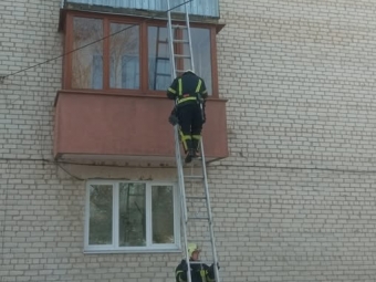 У Володимирі рятувальники допомогли дворічній дитині, яка зачинилася у квартирі 