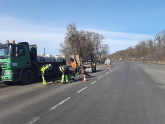 На волинських автошляхах триває ямковий ремонт 
