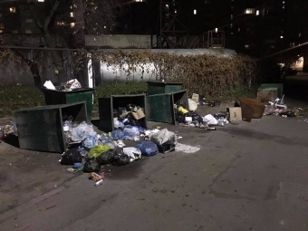 У Володимирі невідомі перевернули контейнери зі сміттям 