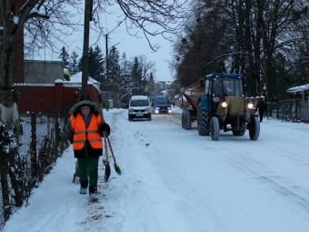 Для очищення вулиць Володимира від снігу використали 20 тонн піщано-сольової суміші за добу 