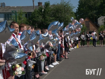 У школах Володимира пролунали останні дзвоники 