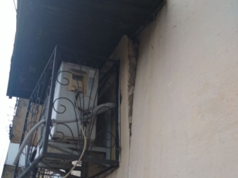 Через масивний кондиціонер руйнується стіна багатоповерхівки у центрі Володимира, власник приміщення не реагує 