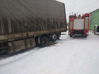 Рятувальники витягли кілька автівок зі снігових заметів на дорогах Володимирщини 