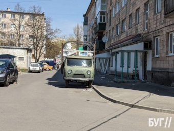 Старий вантажний автомобіль заважає руху в дворі багатоповерхівки Володимира 
