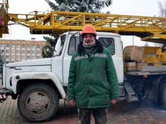 Працівник комунального підприємства 30 років прикрашає ялинку у Нововолинську 