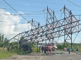 У Києві вантажівка без водія влетіла в опору 