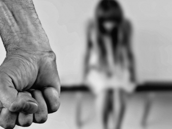 На Волині судили багатодітного батька за згвалтування доньки 