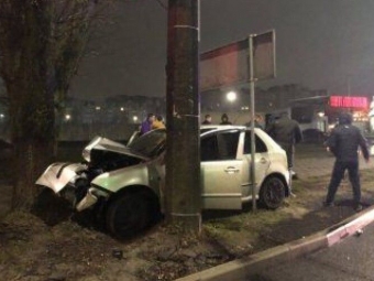 У Луцьку автівка влетіла у дерево, постраждали двоє людей 