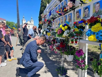 12-ті роковини трагедії під Волновахою: у Володимирі вшанували полеглих Захисників та оновили стелу Героїв - новини Володимир-Водинського 12-ті роковини трагедії під Волновахою: у Володимирі вшанували полеглих Захисників та оновили стелу Героїв