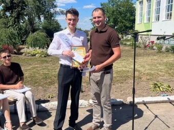 У Локачах випускника з результатом 200 балів на НМТ відзначили премією 