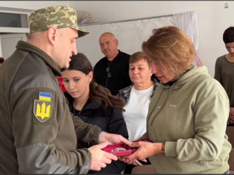 У Затурцівській громаді дружині загиблого військово Руслана Чабана передали посмертну нагороду 