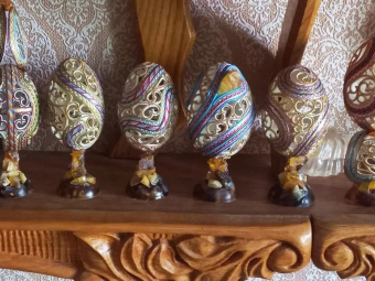Володимирський майстер Анатолій Бойко створив нові роботи з яєчних шкаралуп для допомоги війську 