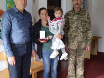 У Затурцівській громаді дружині безвісти зниклого старшого солдата передали державну нагороду 