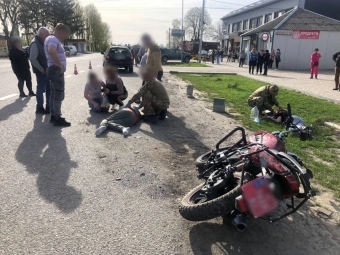 У селі Затурці мотоцикл вʼїхав в припаркований автомобіль 