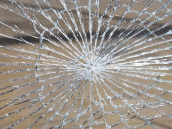 У Нововолинську безробітний із помсти розбив вікна у двох кафе, бо посварився з власником 