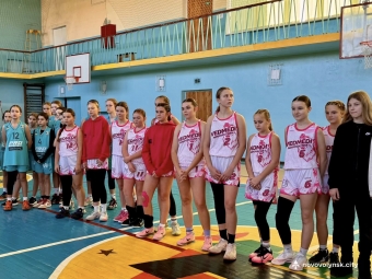  У Нововолинську ліцей №1 отримав новий інвентар для баскетбольної команди 